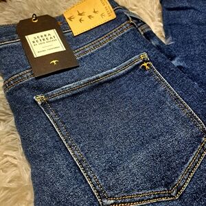 NWT SERRA RETREAT JEANS SIZE 10/30 Retails at $69